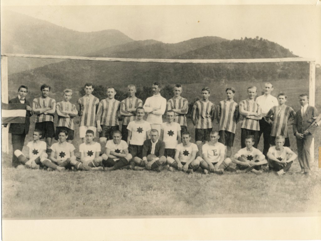 Najstaršia fotografia zobrazujúca novobanských hráčov z roku 1912