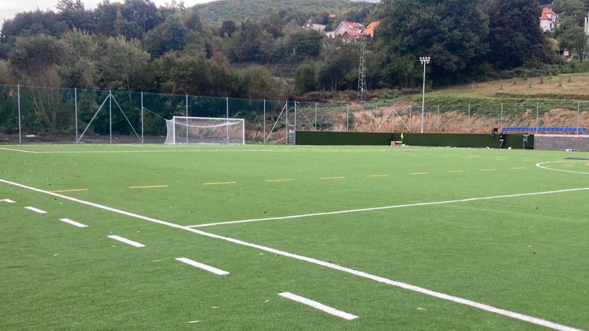 Nové futbalové ihrisko s unikátnou umelou trávou v Novej Bani